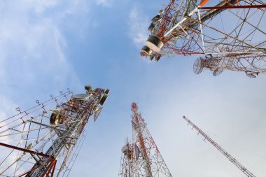 Mavi gökyüzü ile iletişim kuleleri