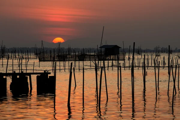 Pôr do sol no lago com piscicultura no sul da Tailândia — Fotografia de Stock