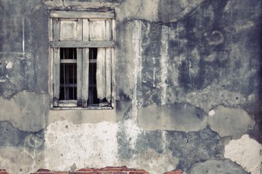 kopya alanı için pis ışık ile bir terk edilmiş çiftlik ahırda antik bir duvarında eski pencere