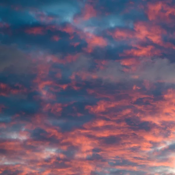 극적인 구름 하늘 배경 — 스톡 사진