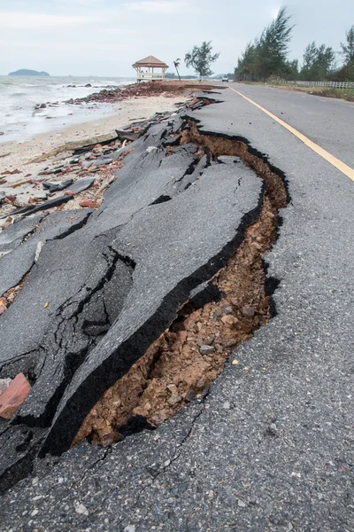 Cracked road after earthquake — Stock Photo, Image