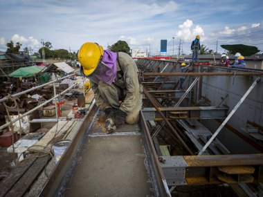 Kaynak makinesi, endüstriyel fabrikada kaynak yapıldıktan sonra kaynak makinesinde öğütülür..