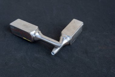 Gerilme testi, bir metalin veya alaşımın dayanıklılığını sabit bir oranda kısa süreli çekme yoluyla belirlemek için kullanılır. Test örnekleri metaller için farklı görünecek, levha ya da çubuk olabilirler..