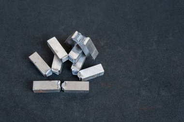 Çarpışma testi, standart boyutta bir test parçasına çatlayana kadar basarak yapılır. Malzemenin etki gücünü (Dinamik Yük) incelemek için.