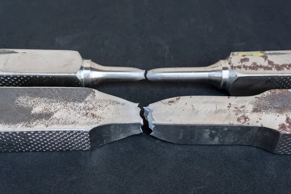 Gerilme testi, bir metalin veya alaşımın dayanıklılığını sabit bir oranda kısa süreli çekme yoluyla belirlemek için kullanılır. Test örnekleri metaller için farklı görünecek, levha ya da çubuk olabilirler..