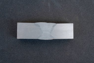 Makro testi yüzey altı koşullarını değerlendirmek veya yüzeyin altındaki etkileri ortaya çıkarmak için bağımsız bir test olarak çapraz kesit, boylam kesiti veya 'Z' yönü (kalınlığı boyunca) ile yapılır..