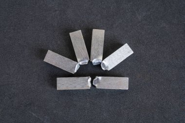 Çarpışma testi, standart boyutta bir test parçasına çatlayana kadar basarak yapılır. Malzemenin etki gücünü (Dinamik Yük) incelemek için.