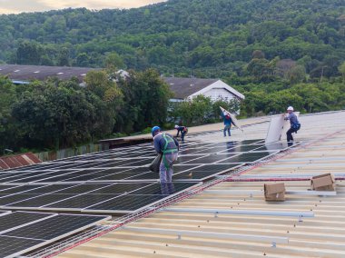 Fabrikanın çatısına güneş panelleri kurulumu