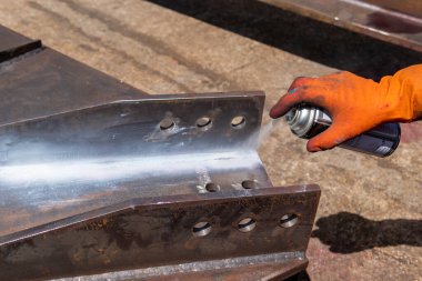 Delme testinin dördüncü aşaması, kaynak makinesine püskürtücü sprey sıkmak suretiyle sıvıyı çekmektir. Yıkıcı Olmayan Testler 'in kusurundan sızma işlemini (PT)