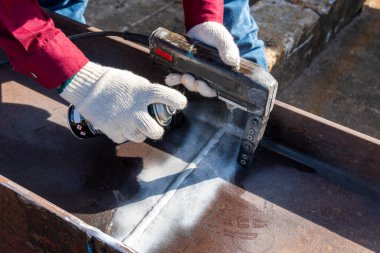 Endüstriyel fabrikada Yıkım Olmayan Testin (NDT) Manyetik Parçacık Testi (MT) ile kaynaklanan arıza kontrol ediliyor.