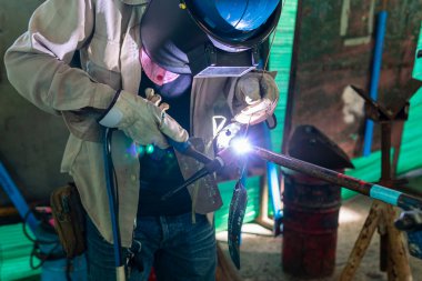 Kaynakçı, Tungsten Inert Gas Welding (TIG) ya da Gas Tungsten Arc Welding (GTAW) işlemleri ile Endüstriyel Fabrika 'da kaynak karbonu üzerinde çalışıyor.