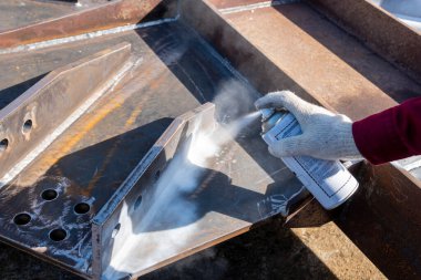 Manyetik Parçacık Testi (MT) ile Yıkıcı Olmayan Test (NDT) yapmadan önce kaynaklı yüzeyde sprey beyaz karşıtlığı kullanmak için adım).