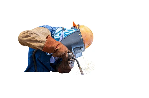 Kaynakçı, Akış Çekirdek Kaynağı Kaynağı (FCAW) işlemini gerçekleştiriyor ve güvenlik için kişisel koruyucu ekipman (PPE) ile uygun bir şekilde giyiniyor, beyaz arka planda kırpma yolu ile izole edilmiş.