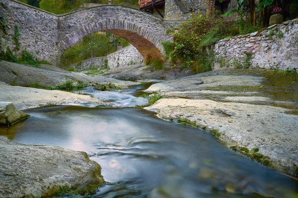 Puente Piedra Con Río Que Cruza — Foto de Stock