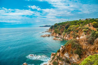 Sakin denizli kayalıklar