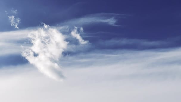 Lentamente Movendo Nuvens Brancas Neve Céu Azul — Vídeo de Stock