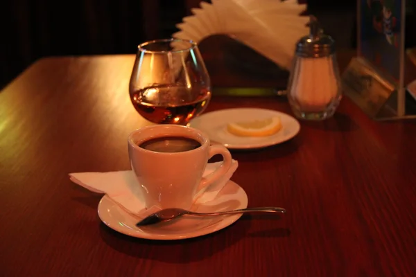 Bir fincan kahve ve bir bardak brendi barda dinlenin işten sonra.