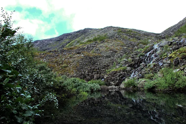 Şelale dağlarda, Arktik tundra, Rusya Federasyonu.