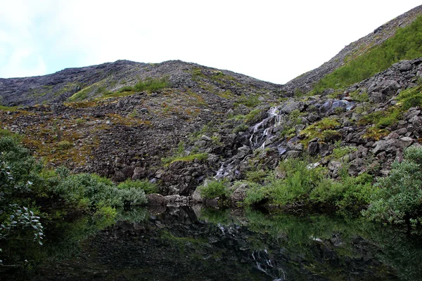 Şelale dağlarda, Arktik tundra, Rusya Federasyonu.