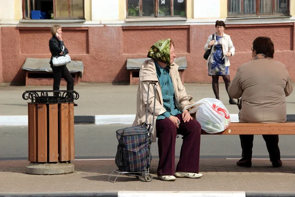 (Emekli), kadın yaşlı taşıma için bekleyen otobüs durağında.