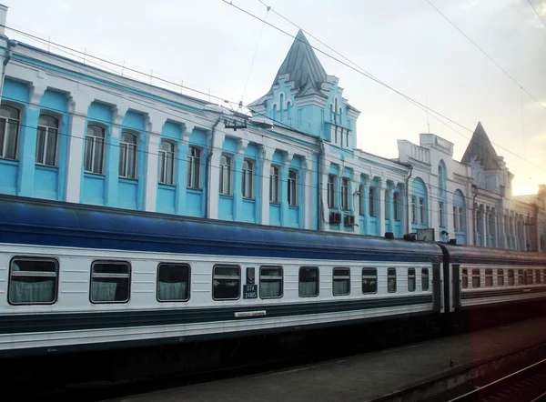Tren Tashkent-Kharkiv İstasyonu platformunda.