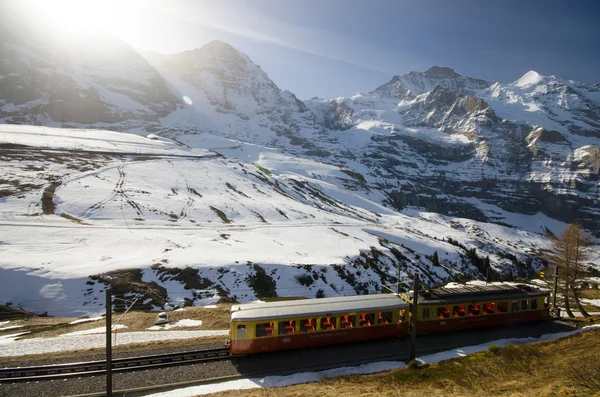 Treno svizzero con sfondo Alpi — Foto Stock