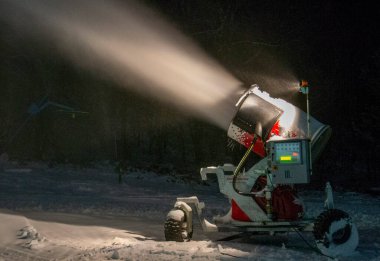 Geceleri kar topu gibi çalışıyor. Kar silahı gece boyunca kayak pistinde çalışıyor..