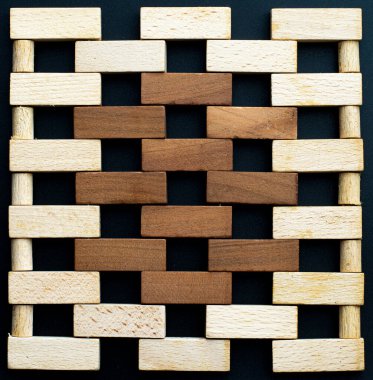 Siyah arka planda izole edilmiş bir grup beyaz tahta kalp. Paraşüt ipinde sallanan beyaz kalpler. Doku. Arkaplan.