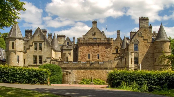 Motherwell, Kuzey Lanarkshire, İskoçya - 11 Temmuz 2009: Dalzell House. Motherwell Şatosu. Şehrin güneyinde, Clyde Nehri 'nin kuzey kıyısında yer alır..
