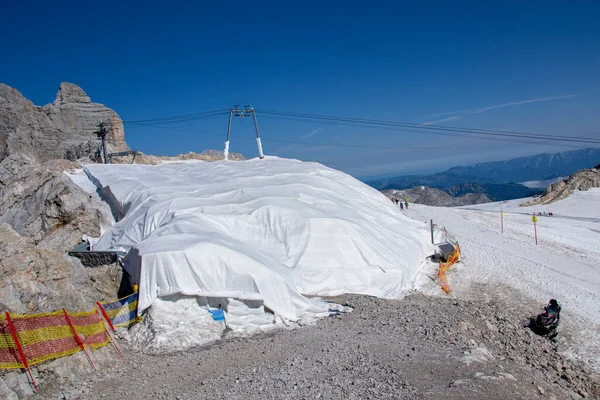Yaz mevsiminde erimemesi için beyaz çarşaflarla kaplı bir buzul. Beyaz battaniyeler Avusturya Alplerinde buzun erimesini önlemek için güneşi yansıtıyor.