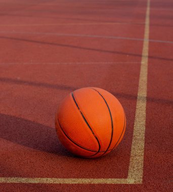 Açık alanda basketbol topu.