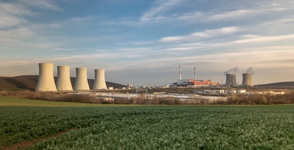 Nükleer enerji santrali. Elektrik santrali. Nükleer enerji. Mochovce. Slovakya.