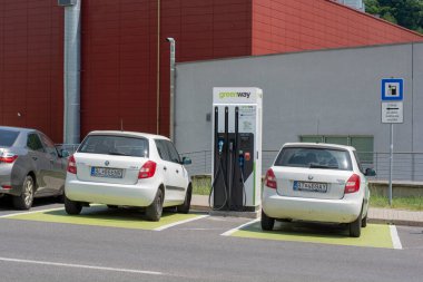 Banska Bystrica, Slovakya - Haziran, 20, 2021: EV şarj istasyonu veya elektrikli araç gereçleri (EVSE) kamu kullanımı için alışveriş merkezine yerleştirildi.