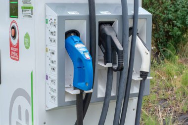 Zvolen, Slovakya - Haziran, 26, 2021: EV şarj istasyonu veya elektrikli araç gereçleri (EVSE) AVM 'ye kamu kullanımı için yerleştirildi.