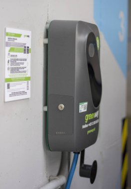 Banska Bystrica, Slovakya - Haziran, 26, 2021: EV şarj istasyonu veya elektrikli araç gereçleri (EVSE) kamu kullanımı için AVM 'ye yerleştirildi.