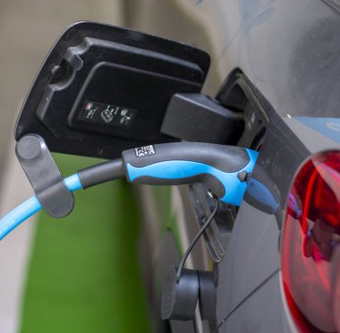 Banska Bystrica, Slovakya - Haziran, 26, 2021: EV şarj istasyonu veya elektrikli araç gereçleri (EVSE) kamu kullanımı için AVM 'ye yerleştirildi.