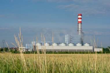 Slovakya 'nın Malzenice kentinde doğal gaz buharı birleştirilmiş elektrik santrali. Elektrik santrali doğalgazı yakıyor..