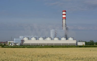 Slovakya 'nın Malzenice kentinde doğal gaz buharı birleştirilmiş elektrik santrali. Elektrik santrali doğalgazı yakıyor..