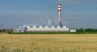 Slovakya 'nın Malzenice kentinde doğal gaz buharı birleştirilmiş elektrik santrali. Elektrik santrali doğalgazı yakıyor..