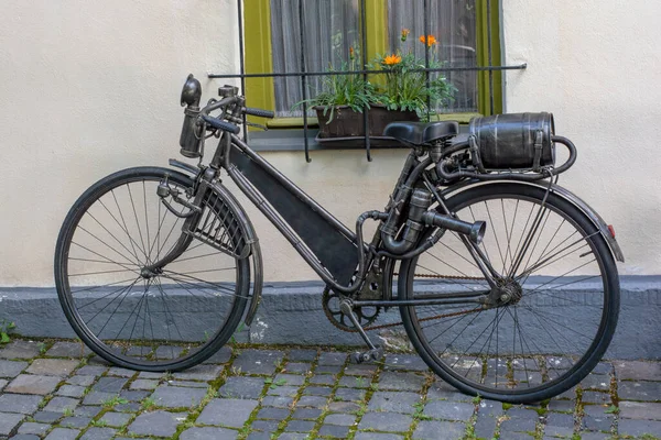 Старый Старинный Велосипед Топливным Баком Форме Винной Бочки Прикреплённый Багажнику — стоковое фото