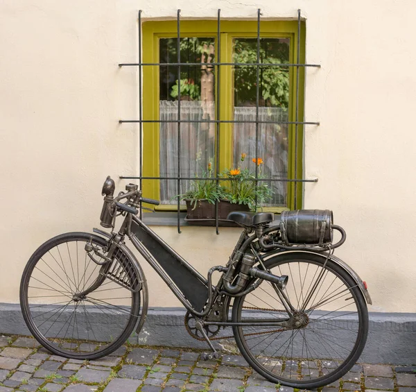 一种老式自行车 其燃料箱形状为酒桶状 装在后车架上 汽油驱动的金属老式自行车 靠近点详细说明 — 图库照片