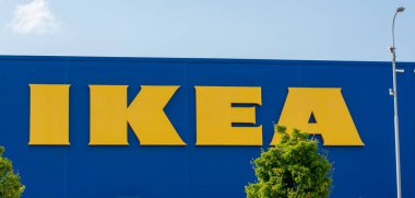 Bratislava, Slovakya - 14 Ağustos 2021: IKEA mobilya perakende mağazası. IKEA, 2008 yılından bu yana dünyanın en büyük mobilya perakendecisi ve mobilya tasarımı ve satışları yapıyor..