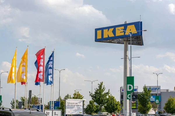 Bratislava Eslovaquia Agosto 2021 Banderas Ikea Contra Cielo Nublado Ikea — Foto de Stock