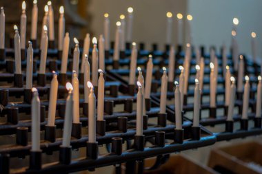 Kilisede yanan beyaz mumlar. Seçici odak.