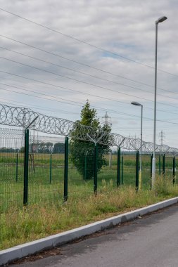 Dikenli teller, yasak bölge. Elektrik güç transformatörleri için yüksek voltajlı alt istasyonda koruma.