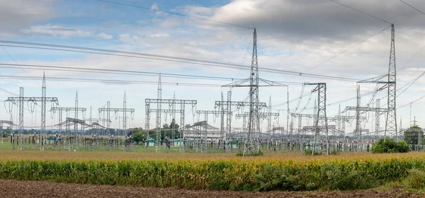 Podstacja Wysokiego Napięcia Transformatora Elektrycznego Elektrownia Linia Elektroenergetyczna — Zdjęcie stockowe