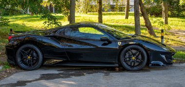 Bratislava, Slovakya - 8 Ekim 2025: Siyah Ferrari 488 Pista Spor Araba.