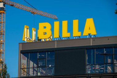 Bratislava, Slovakya - 8 Ekim 2025: Süpermarket Billa İşareti. Marka logosu. BILLA, Avrupa 'da faaliyet gösteren bir Avusturya süpermarket zinciri..