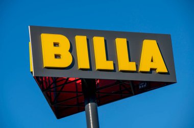 Bratislava, Slovakya - 8 Ekim 2025: Süpermarket Billa İşareti. Marka logosu. BILLA, Avrupa 'da faaliyet gösteren bir Avusturya süpermarket zinciri..