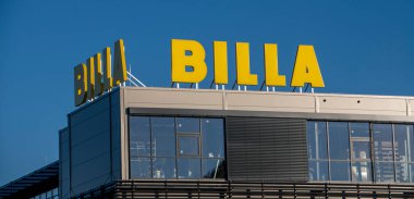 Bratislava, Slovakya - 8 Ekim 2025: Süpermarket Billa İşareti. Marka logosu. BILLA, Avrupa 'da faaliyet gösteren bir Avusturya süpermarket zinciri..